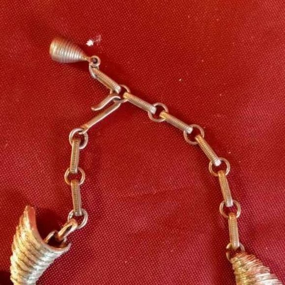 VINTAGE SIGNED CORO GOLD TONE TRIANGLE SHAPED WITH GROOVED PATTERN 1950S - Picture 4 of 6